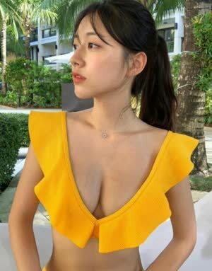 너무 예쁜 대전 지역 소주 모델 이소현 핏줄이 보이는 가슴골