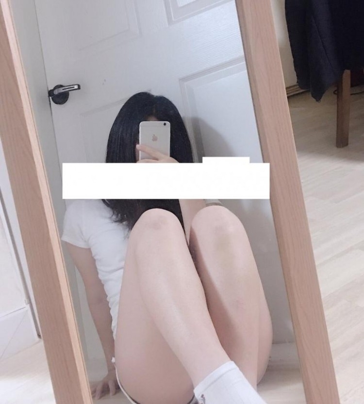 흰 양말 신은 처자 뒤에서 보이는 도끼