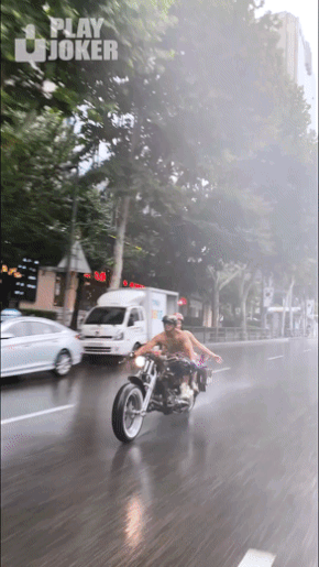 화제의 강남 비키니 오토바이녀