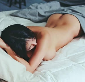 올누드로 침대에 누운 모델 윤체리