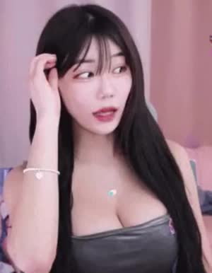 검은 생머리 끈나시 입은 빛베리