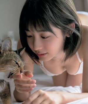 97년 그라비아 아이돌 미나토 미오의 고양이 자세