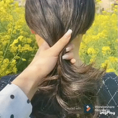 여친이 꽃길을 달리는 모습