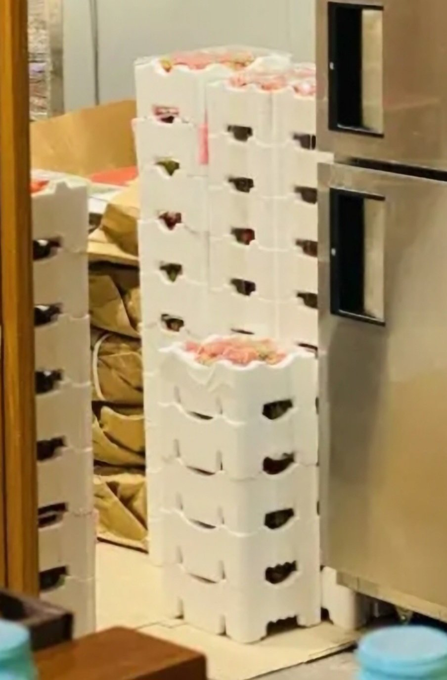 성심당 롯데점에 쌓여있는 수많은 딸기박스들