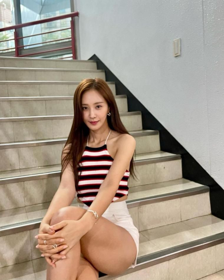 계단에 앉아서 다리 꼰 소녀시대 유리  말벅지 + 드레스 허벅지 트임