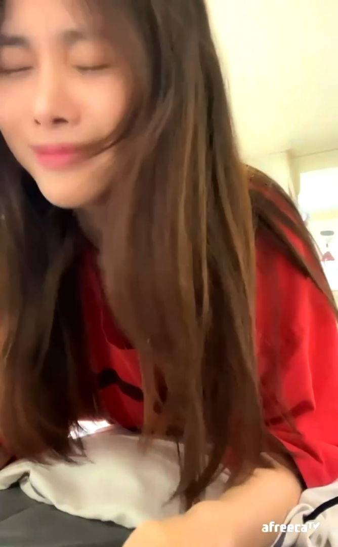 헐렁한 티셔츠입은 눕방 여캠 취향꼭노
