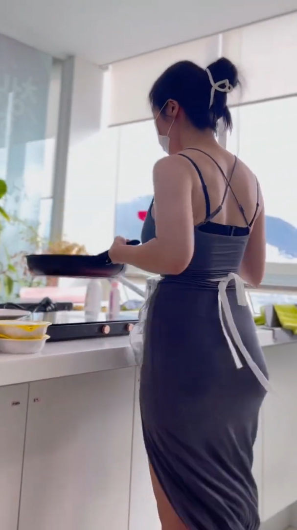 끼부리며 요리하는 미시룩 새댁 뒷태