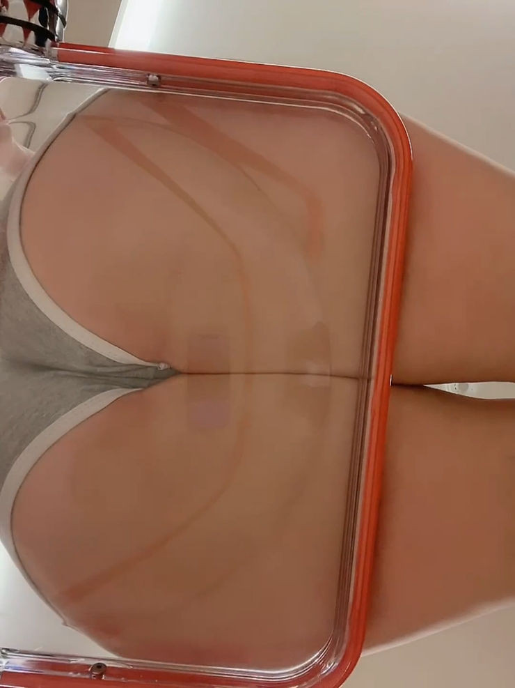 투명한 의자에 앉은 돌핀팬츠 엉덩이