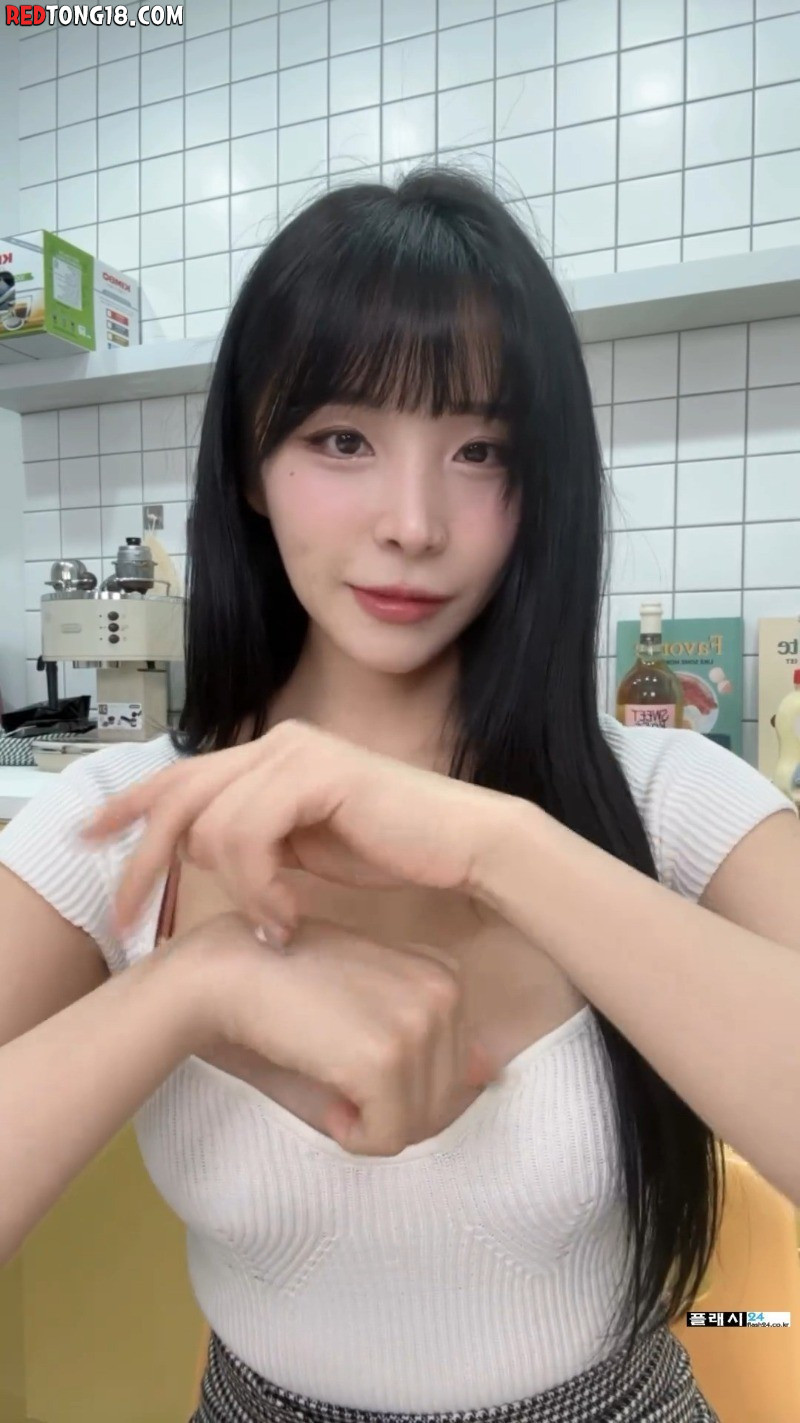 유튜버 꽃빵 많이 파인 골지 티셔츠