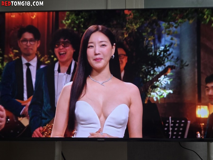 오늘자 김사랑 SNL 의상 ㄷㄷ