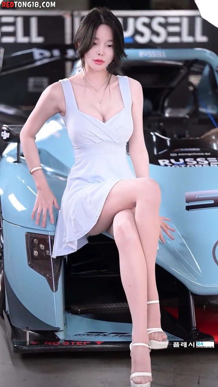 모터쇼에서 미끄러져서 당황하는 처자