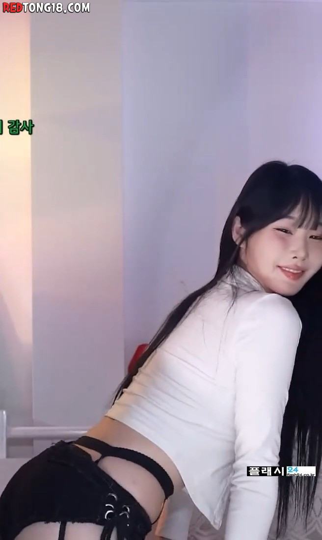 한갱 블랙 핫팬츠 위에 입은 가터벨트