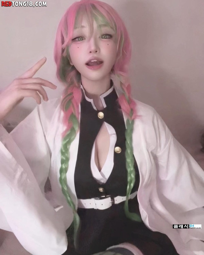 얼굴과 전혀 다른 코스프레녀