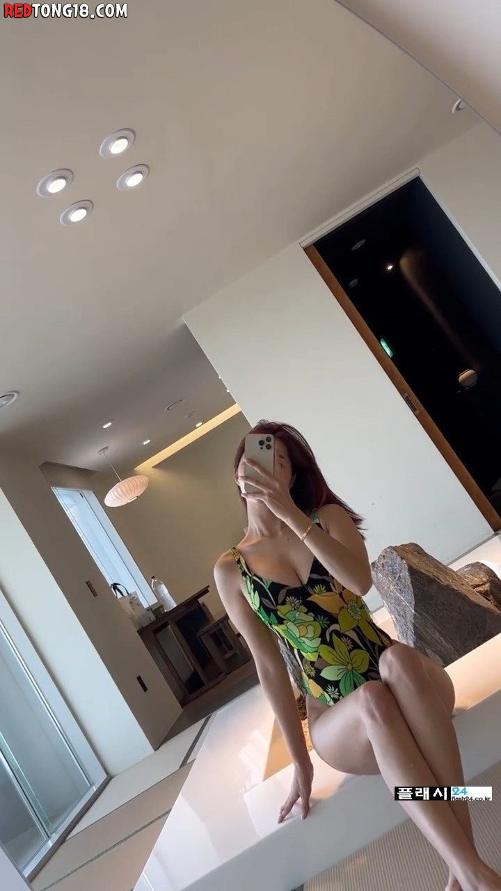 오또맘 모노키니 거울 셀카