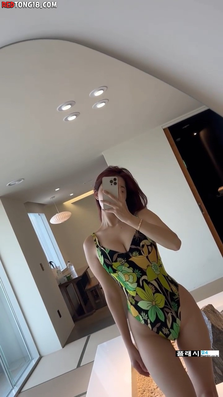 오또맘 모노키니 거울 셀카