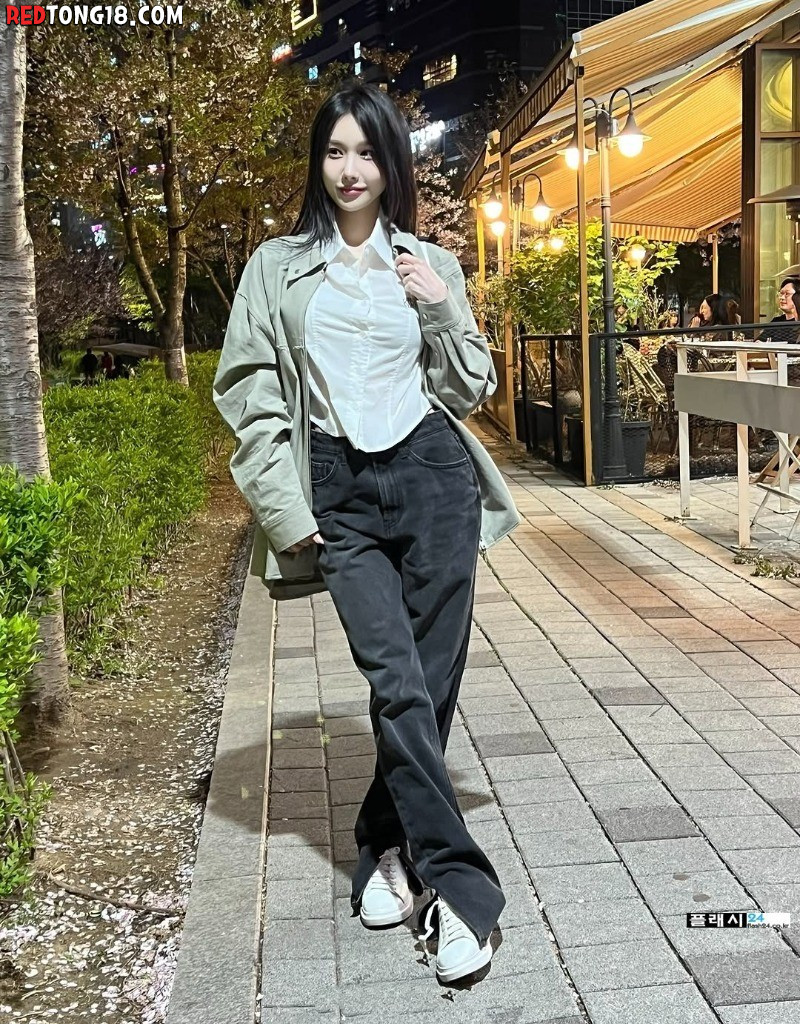 ㅇㅎ)앉아있는 모델 한나나 잡고싶은 뒤모습