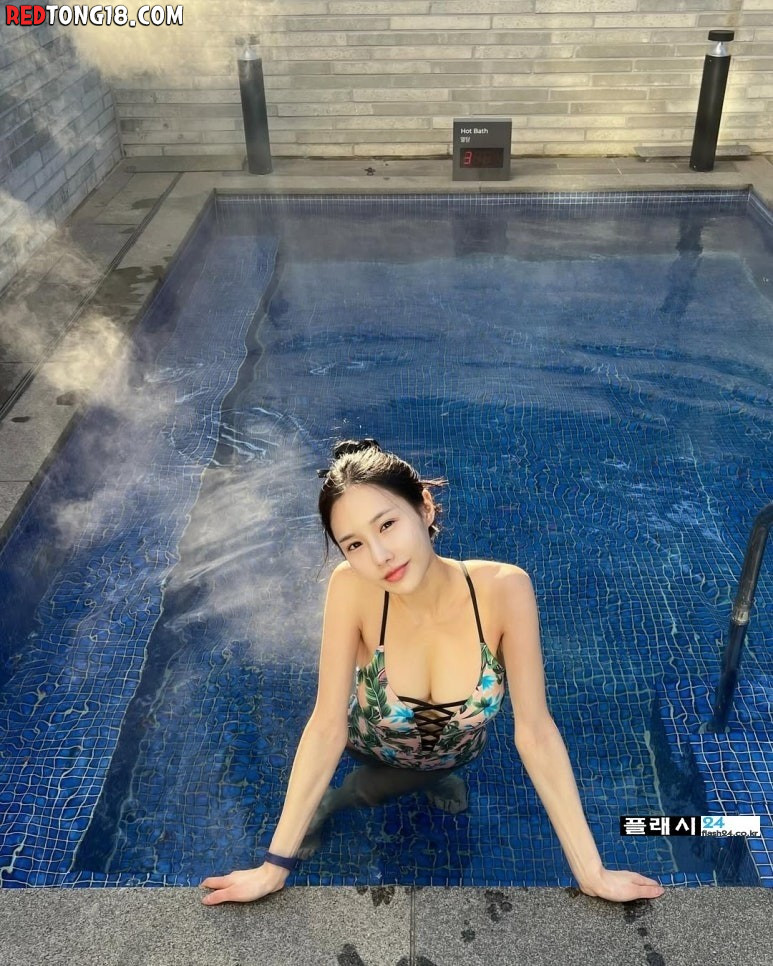 ㅇㅎ)앉아있는 모델 한나나 잡고싶은 뒤모습