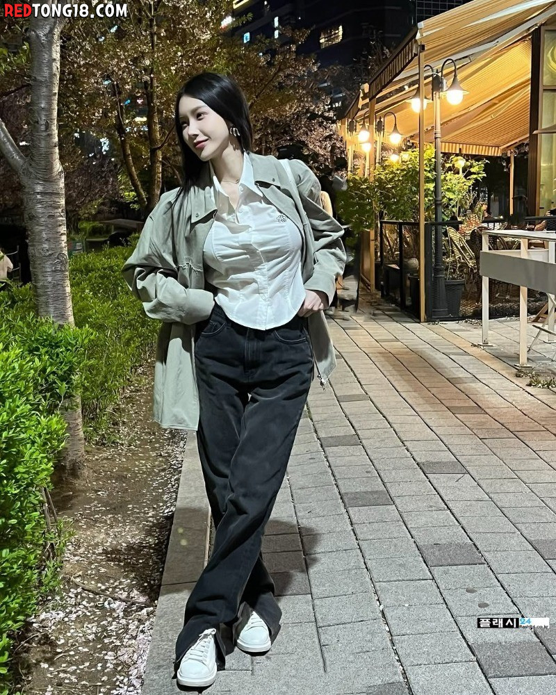 ㅇㅎ)앉아있는 모델 한나나 잡고싶은 뒤모습