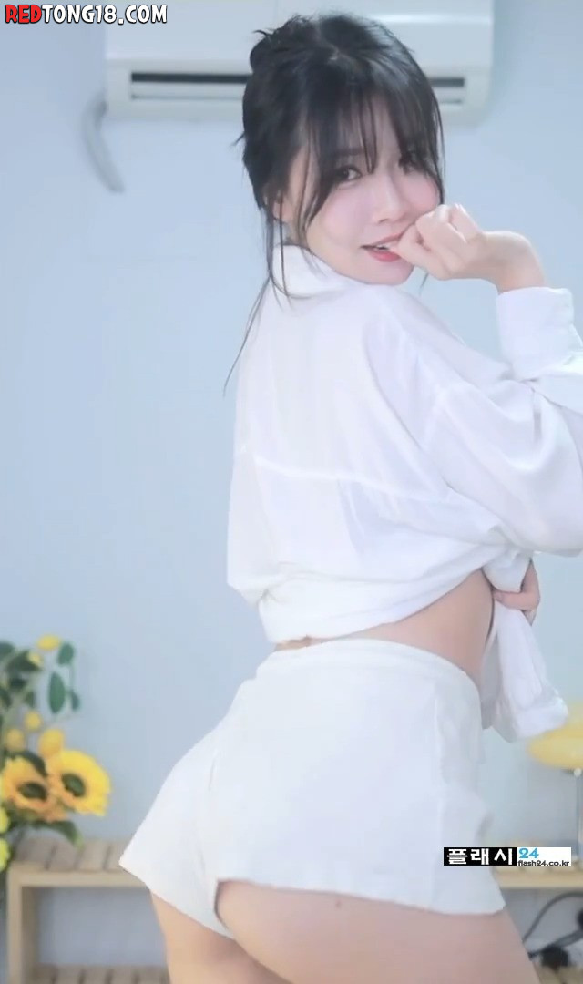 화이트 셔츠 걷어 올린 bj 이아린
