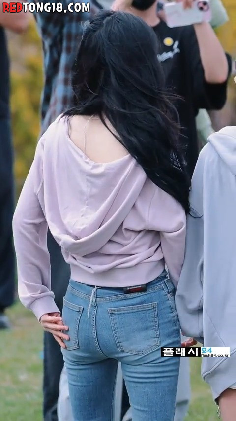 QWER 쵸단 청바지 뒤태