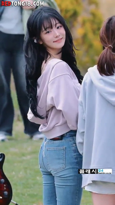 QWER 쵸단 청바지 뒤태