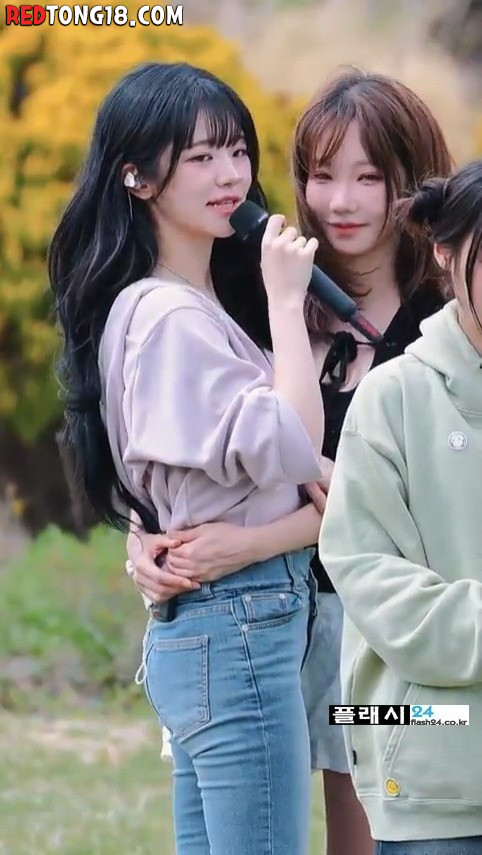 QWER 쵸단 청바지 뒤태