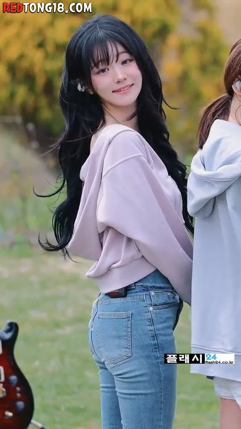 QWER 쵸단 청바지 뒤태