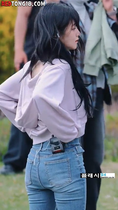 QWER 쵸단 청바지 뒤태
