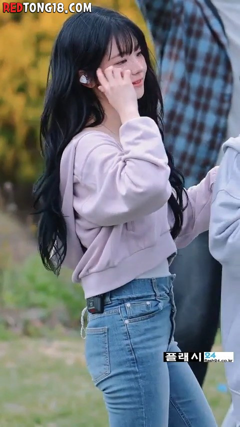 QWER 쵸단 청바지 뒤태