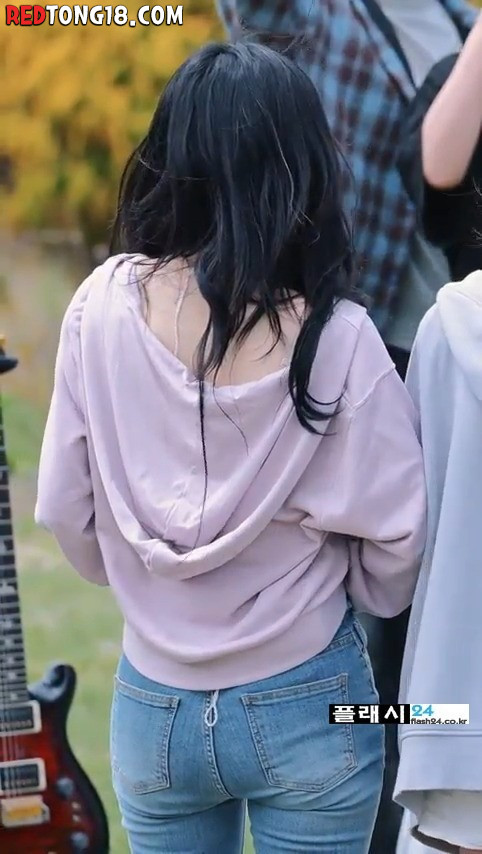 QWER 쵸단 청바지 뒤태