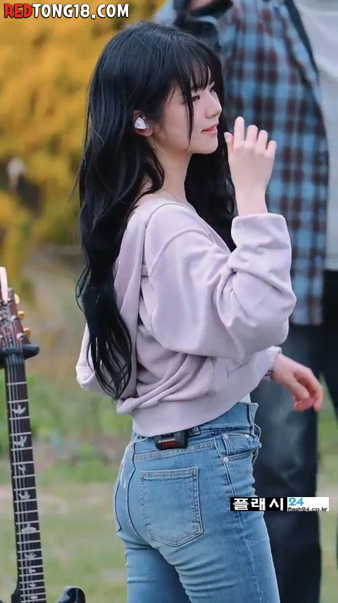 QWER 쵸단 청바지 뒤태