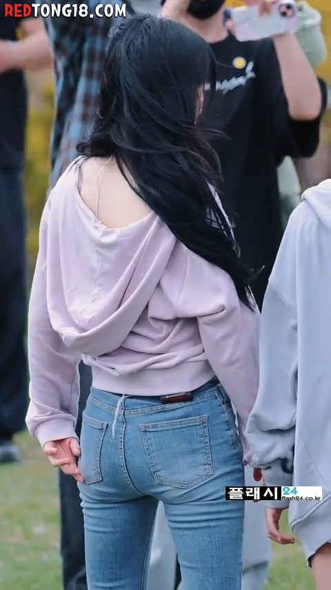 QWER 쵸단 청바지 뒤태