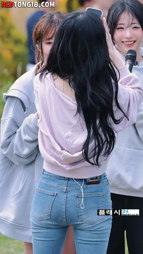 QWER 쵸단 청바지 뒤태