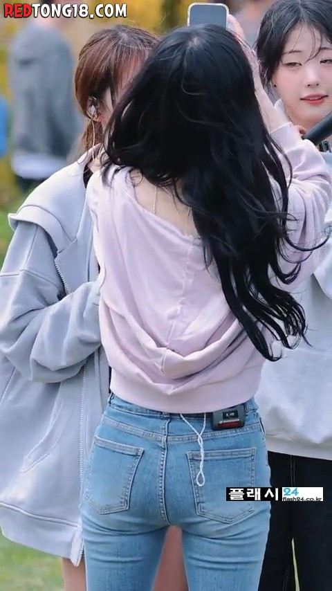 QWER 쵸단 청바지 뒤태