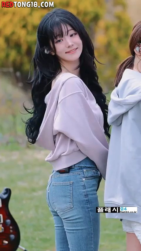 QWER 쵸단 청바지 뒤태