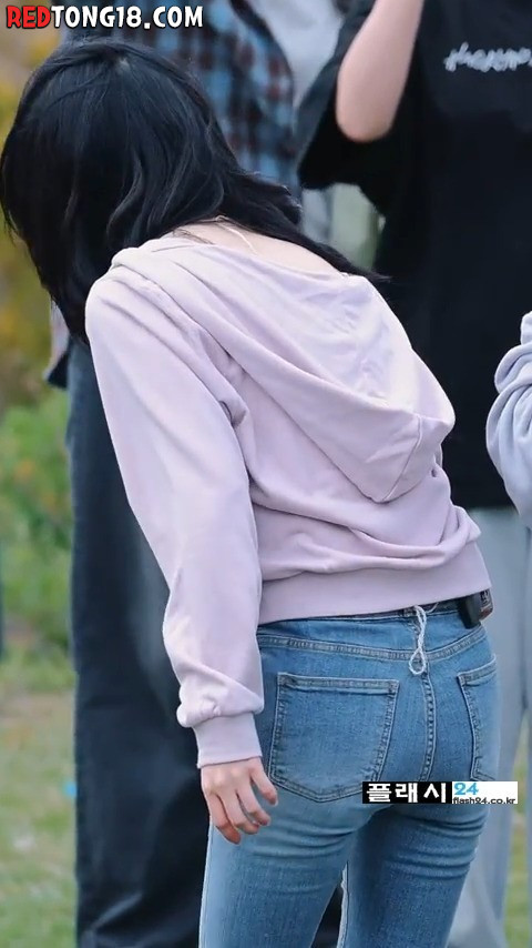 QWER 쵸단 청바지 뒤태