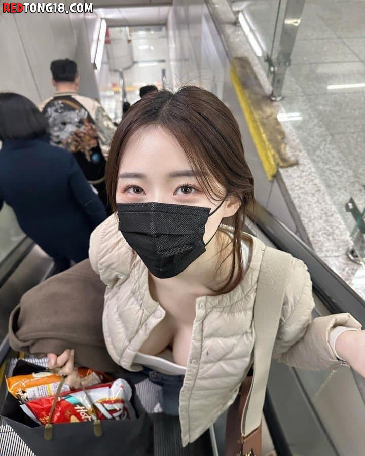 에스컬레이터.. 가슴 큰 여친