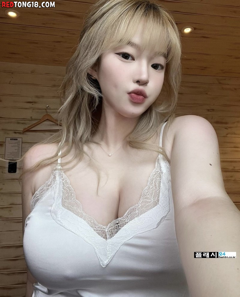 하얀 피부의 이끌림있는 처자