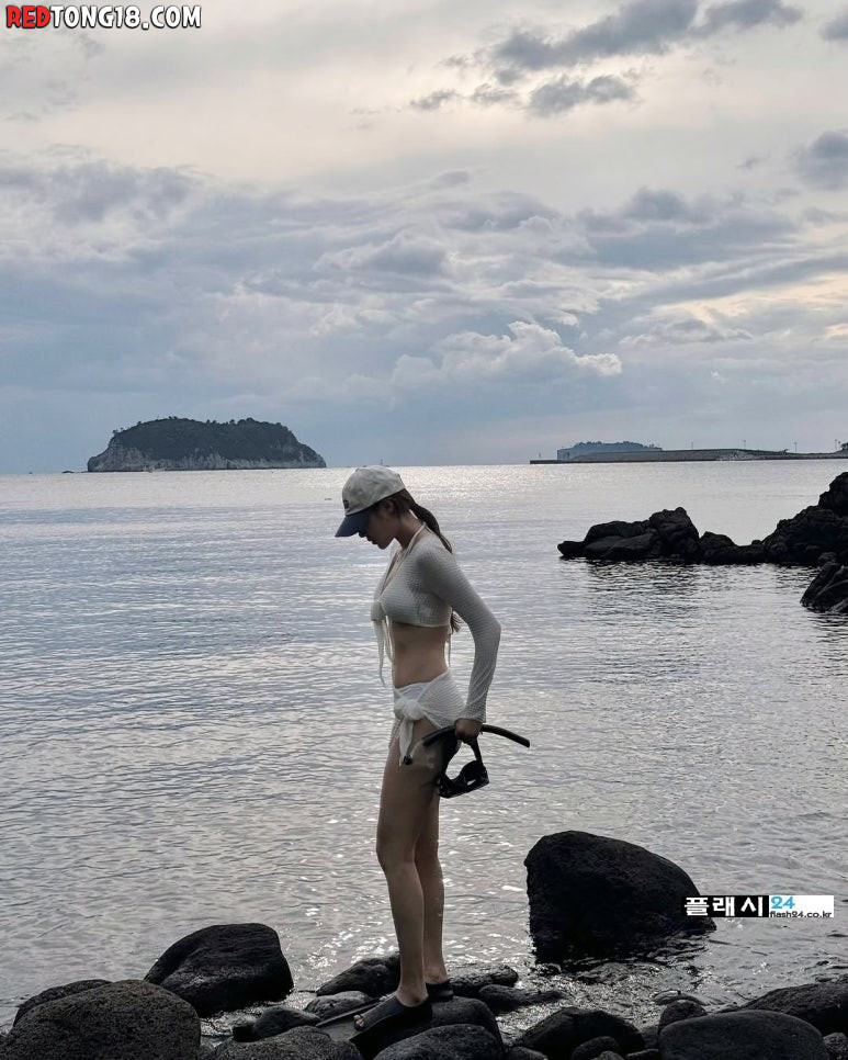 모델 신채은 망사 수영복 굴곡