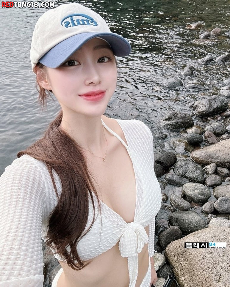 모델 신채은 망사 수영복 굴곡