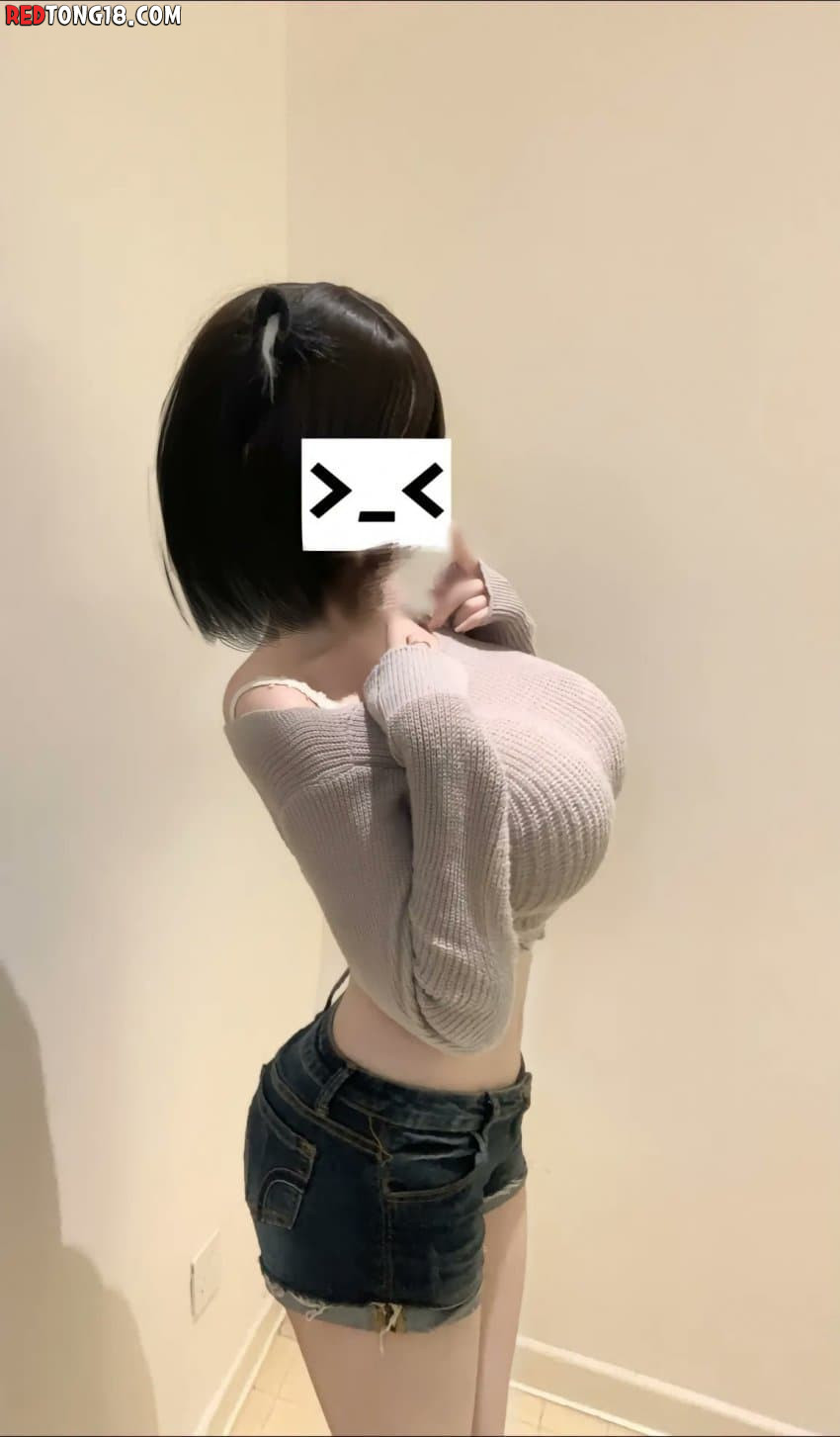 노출로 보여주는 비키니녀 vs 안보여주는 거유녀