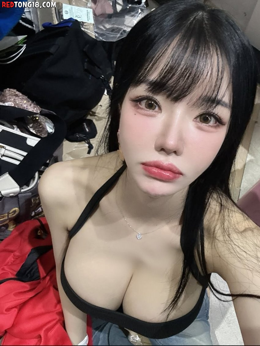 하얀피부 누나 vs 태닝한 섹시녀