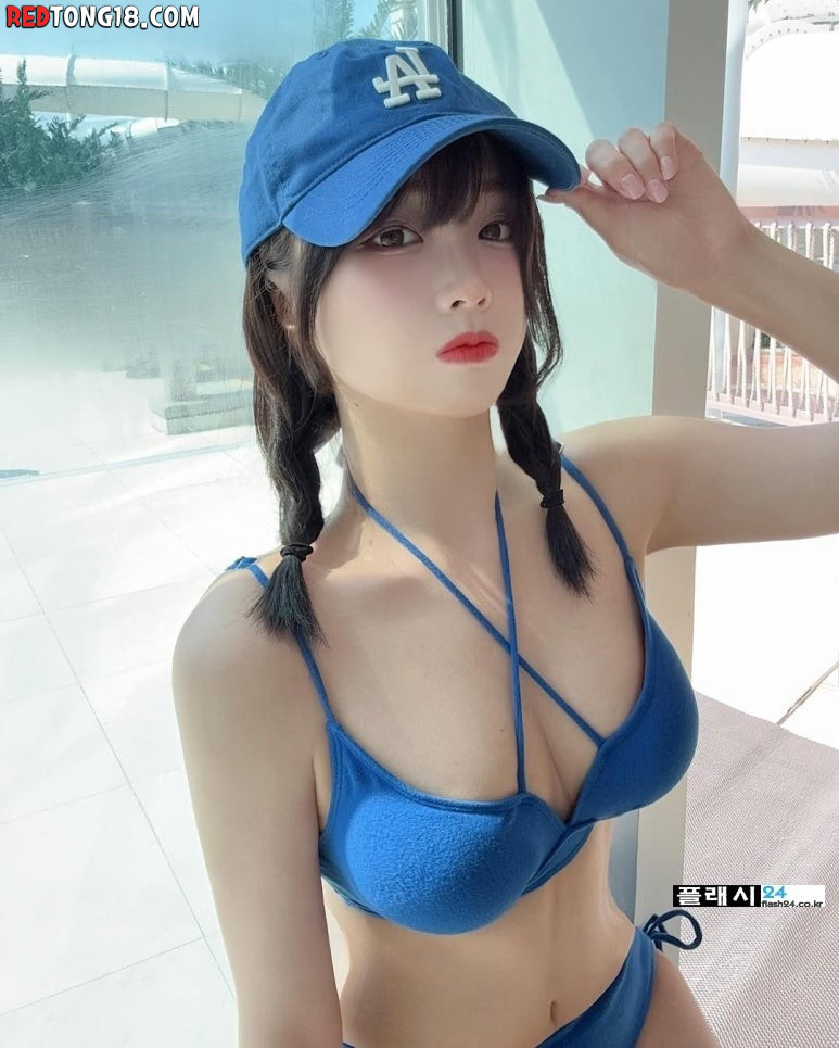 끈으로 버티는 인플루언서 코코 파란 수영복