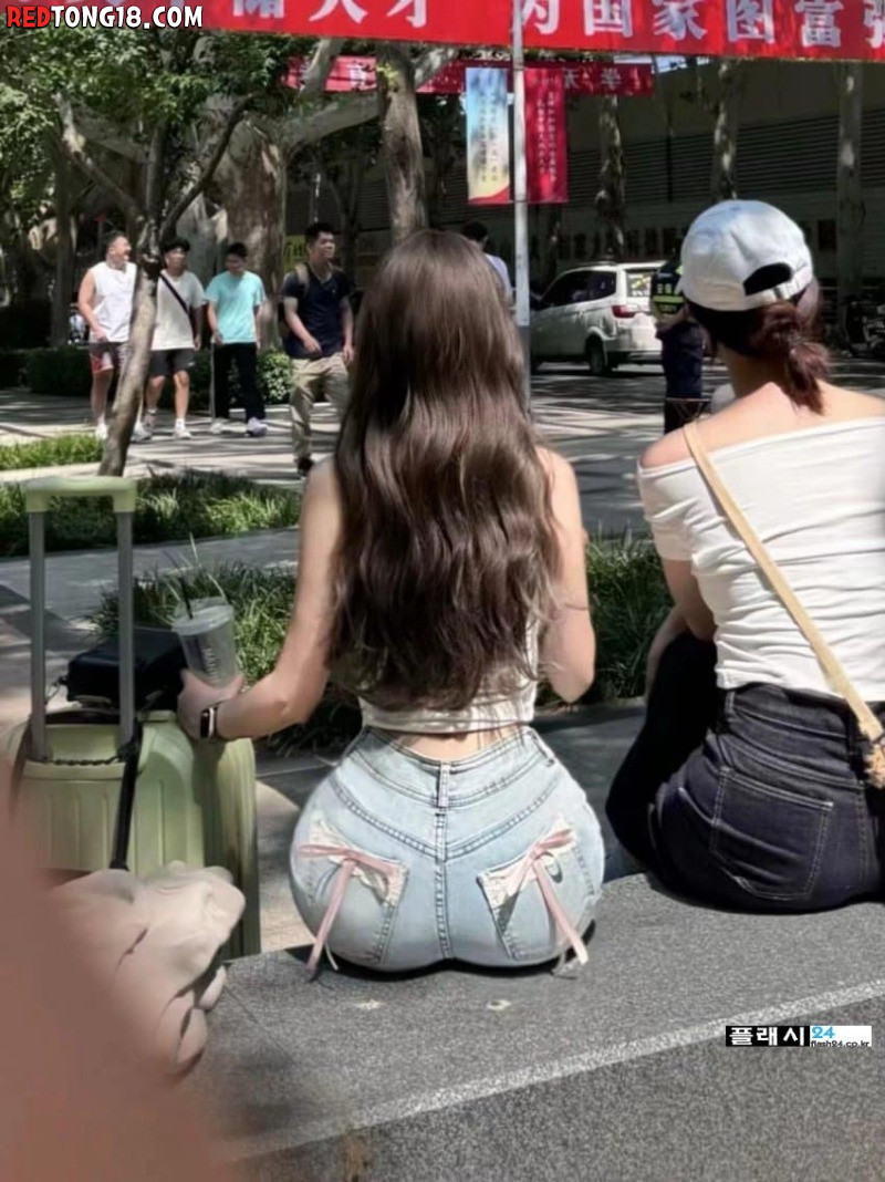 참을수없는 여대생 뒤모습