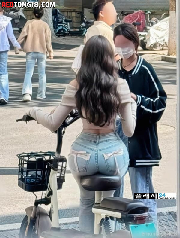 참을수없는 여대생 뒤모습