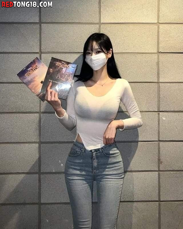 실제로 보면 남자는 눈 깔게 되는 복장