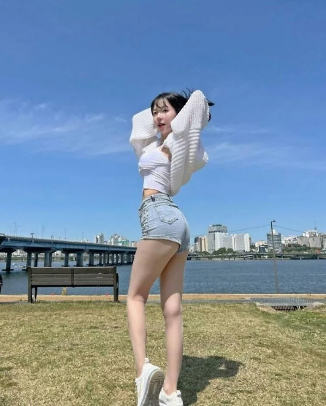실제로 보면 남자는 눈 깔게 되는 복장