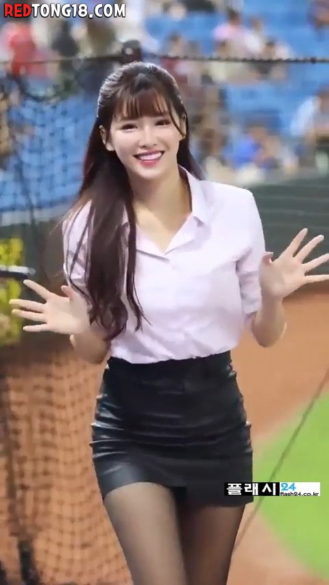 입장하는 대만 치어리더 오피스룩