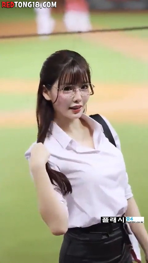 입장하는 대만 치어리더 오피스룩