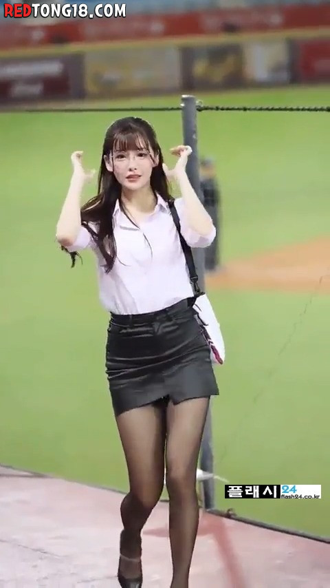 입장하는 대만 치어리더 오피스룩